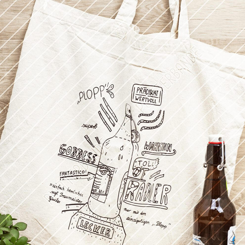 Das Bild zeigt eine Einkaufstasche mit einem Plott-Design der Plotterbande mit einer Bierflasche