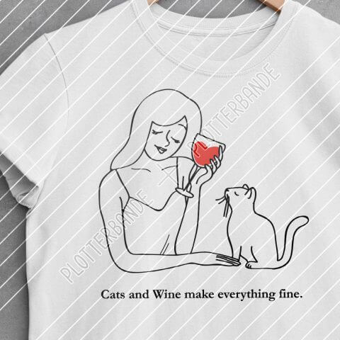 Ein weißes Shirt mit dem Cats-and-Wine-Design der Plotterbande liegt auf einer Betonfläche.