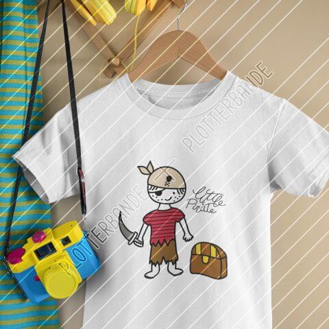 An einem Kleiderbügel hängt ein weißes T-Shirt mit dem Kleiner Pirat-Design der Plotterbande. Die Illustration zeigt einen Jungen in Seeräuber-Montur mit Augenklappe, Krummsäbel und Schatztruhe.