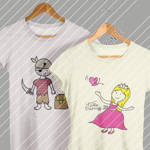 Zwei T-Shirts hängen vor einer grauen Wand. Auf dem einen T-Shirt ist das Plotterbande-Design "Kleiner Pirat" und auf dem anderen "kleine Prinzessin" bedruckt.