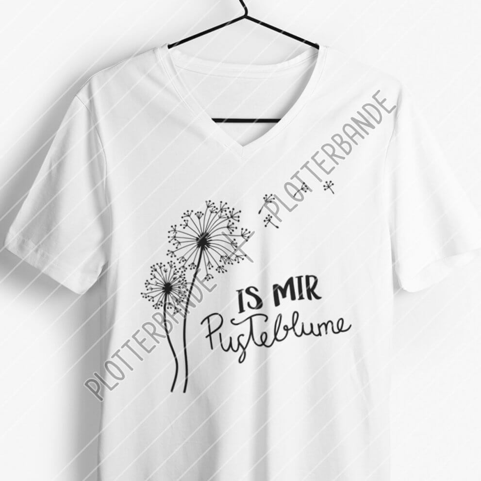 Ein weißes T-Shirt hängt auf einem Kleiderbügel. Darauf zu sehen ist das Pusteblume-Plottdesign der Plotterbande.