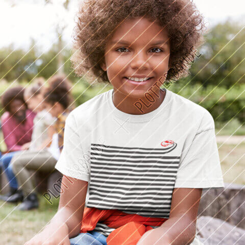 Ein Junge lächelt in die Kamera und trägt ein weißes Shirt mit dem Wenn-sich-zwei-Streifen-Drift-Plottdesign der Plotterbande.