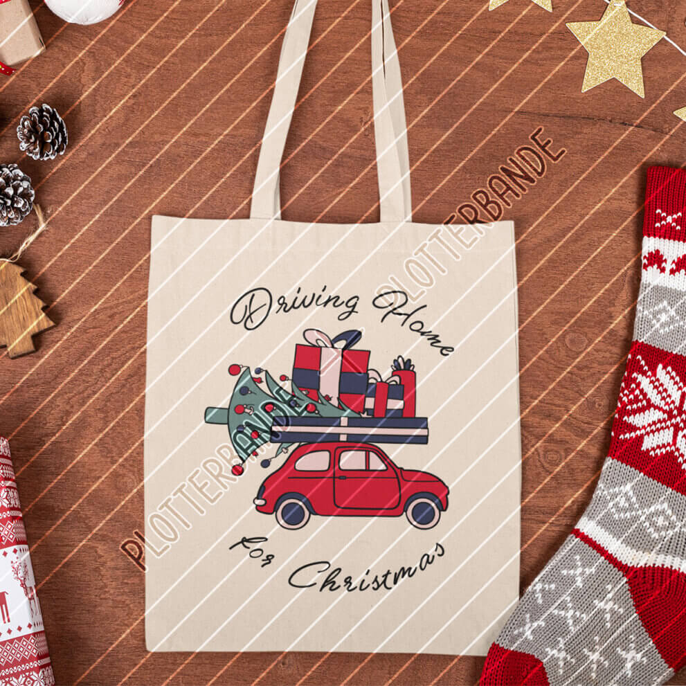 (3) Auf einem weihnachtlich dekorierten Tisch liegt eine Einkaufstasche mit dem Driving Home for Christmas-Design der Plotterbande.